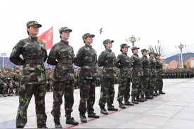 军营“七十二变”！火箭军女新兵对比照来啦！图片