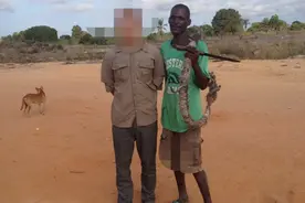 在非洲安哥拉和每天路过的黑人聊天合影 我在非洲安哥拉的日子214图片