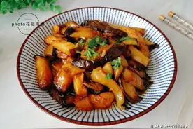 炒茄子时要不要去皮？大多数人都做错，营养全丢失了，不懂真可惜图片