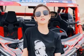 佟丽娅总算更新绿洲了，沙漠越野玩这么大？穿短裤秀长腿吸睛上头图片