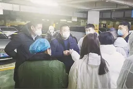 哈尔滨四季上东物业经理张宇协助居民核酸检测，居民感动：“累了歇歇，吃口热乎饺子”图片