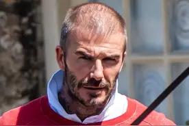 凭“秃头”上热搜！贝克汉姆也难逃时光摧残，看看当年他的帅照图片