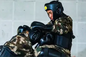 特战队员搏击对抗，拳拳到肉图片