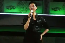 54岁宋祖英也时髦，穿黑夹克束腰裤很拉风，上紧下松穿法好精神图片