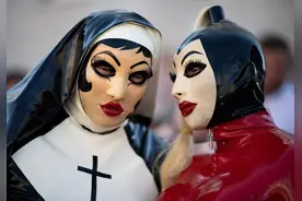 德200人带锁链和皮革踏上特殊亲密之旅，狂欢派对船票550元图片