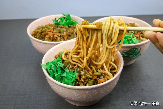 家常杂酱面的做法（大厨教你家常炸酱面的做法）