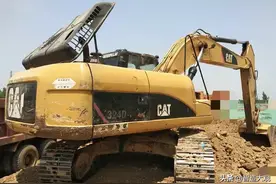 卡特挖掘机发动机，冒很大的白烟，这是什么情况图片