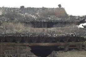 故事：流浪汉进入破庙，吃下沾满香灰的饭，看见身边站满人图片