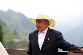 “七一勋章”获得者黄大发：今天早上6点我就起床了！很激动图片