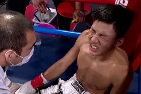 决赛两位选手疯狂火拼场面激烈 突发状况选手被踢裆当场抬下擂台图片