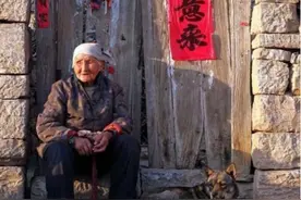 18年江西一孤寡老人，靠低保度日，死后却在其床下发现97万元现金图片