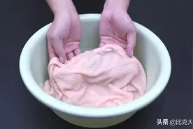 毛巾用久了发黄有异味，教你简单清洗方法，毛巾干净又柔软，真棒图片
