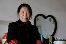 65岁丈夫瘫痪在床，妻子却到处旅游不照顾：这一天，我等了28年图片