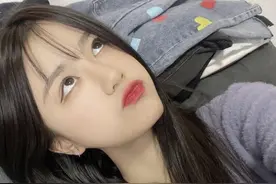 小说：我和美女同事逛街，她手指总若有若无触碰我，似乎在等什么图片