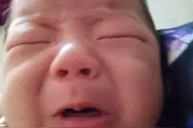 哥哥喜欢逗妹妹，妹妹却总莫名哭泣，妈妈掀开妹妹衣服放声痛哭图片