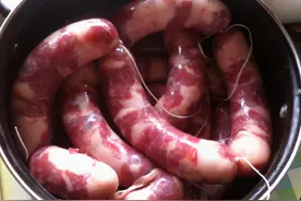 灌香肠时，猪肉洗还是不洗？做好“3点”，香肠香味浓，不易变质图片