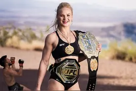 子弹姐四次卫冕大秀好身材，还不忘拿三冠王当背景板图片