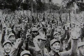 16军军长孔荷宠：处决后卫排，被朱德撤销职务，叛变后结局如何？图片