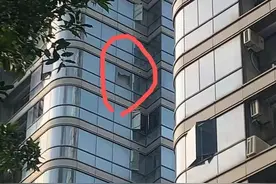 屋外玻璃爆裂一年多未修复，业主：我收到了律师函图片