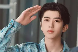 蔡徐坤快本录制与粉丝招手暖心满满，蓝色牛仔服青春洋溢图片