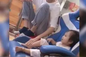 哥哥帮妹妹脚部“按摩”火了，网友：妹妹才是食物链顶端图片