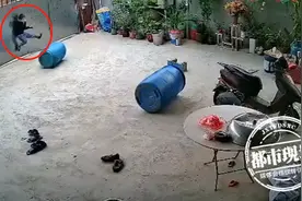 惊魂！3岁男童被绳子勒脖悬吊在门上！姐姐发现后大声呼救图片