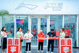 恭喜！身家百亿的李宁开辟“新事业”，58岁儿女双全，妻子仍貌美图片