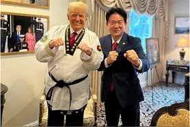 继普京后，特朗普获跆拳道荣誉黑带，网友纷纷调侃：希望两人打一场图片