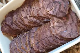 牛腱子先泡后卤再冷藏，切片后筋肉红白镶嵌，越嚼越香图片