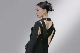 张韶涵造型太过浮夸，穿黑裙还配条“漆皮丝袜”，也就细腿能驾驭图片