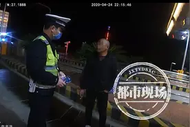 “教练说报了名就能开车” 男子无证驾驶 一番言论惊呆交警图片