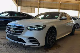 仓库实拍新款奔驰S级，橘色内饰+大屏，3.0T混动引擎真霸气图片