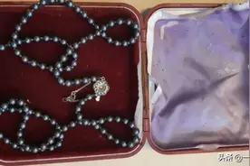 诚实的磁铁垂钓者捞出一保险箱的首饰珠宝归公图片