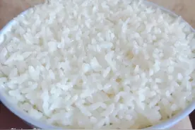 蒸大米饭我通常加三物，蒸出来的米饭软硬适中，又香又甜图片