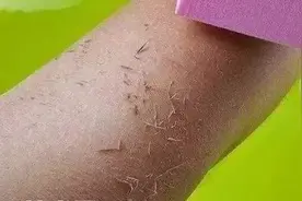 日本发明了“变态”搓澡巾！一搓一层泥，泥灰就哗啦啦往下掉图片