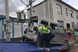 拉萨市公安局交警支队集中清理“僵尸车”图片