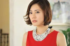 明星儿媳与59岁公公十指紧扣、亲密互动，老公在旁神情落寞图片