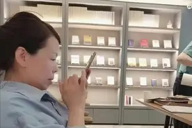 同样是孩子被抱错，母亲提出“认亲不换养”，网友：符合人性图片