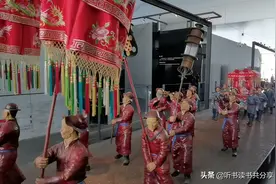 喜庆的唢呐吹起来，迎亲的花轿抖起来图片