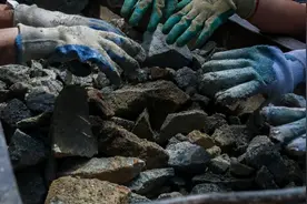 河南发现大型金矿，价值超百亿，采矿工人能否偷偷带走一块？图片