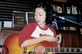 陈绮贞晒早年演出照，留利落短发抱吉他唱歌青涩专注图片