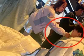 董思怡后台“调戏”男爱豆？嘟嘴摸下巴，丁程鑫不太乐意表情呆滞图片