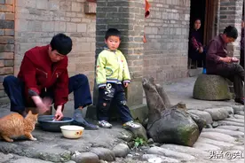 俗语“三块石头门前放，吃喝不愁家道旺”，三块石头指的是什么？图片