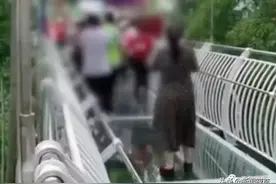 惊魂！游客们在玻璃吊桥上跳广场舞致桥晃动！保安急得大喊“别跳了”图片
