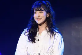 李艺彤穿白色长裙清纯可爱，大眼睛里笑意满满图片
