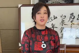 69岁刘晓庆直播写毛笔字，一字上千元被指昂贵，戴玉镯吊坠显富贵图片