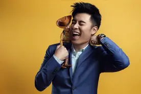 陈赫被曝酒后失态？聚餐后随地吐痰路都走不稳，现场还有神秘女子图片