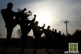 嘿，新战友！你的班长拍了拍你图片