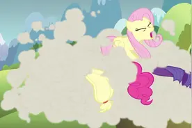 柔柔连自己的影子都害怕，她不想去但被朋友们驮着走了！