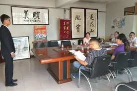 面试官：我裤子拉链开了，该怎么提醒我？应届生高情商回答被录用图片
